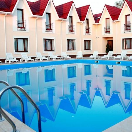 Knyazhyi Dvir Hotel Knyazhichi  Buitenkant foto