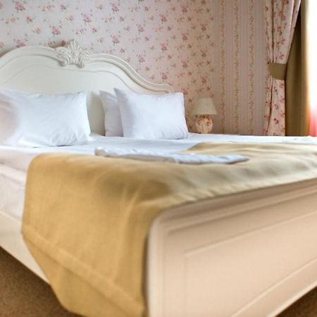 Knyazhyi Dvir Hotel Knyazhichi  Buitenkant foto