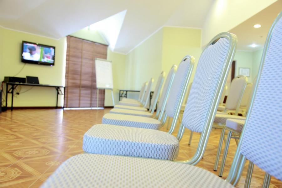 Knyazhyi Dvir Hotel Knyazhichi  Buitenkant foto